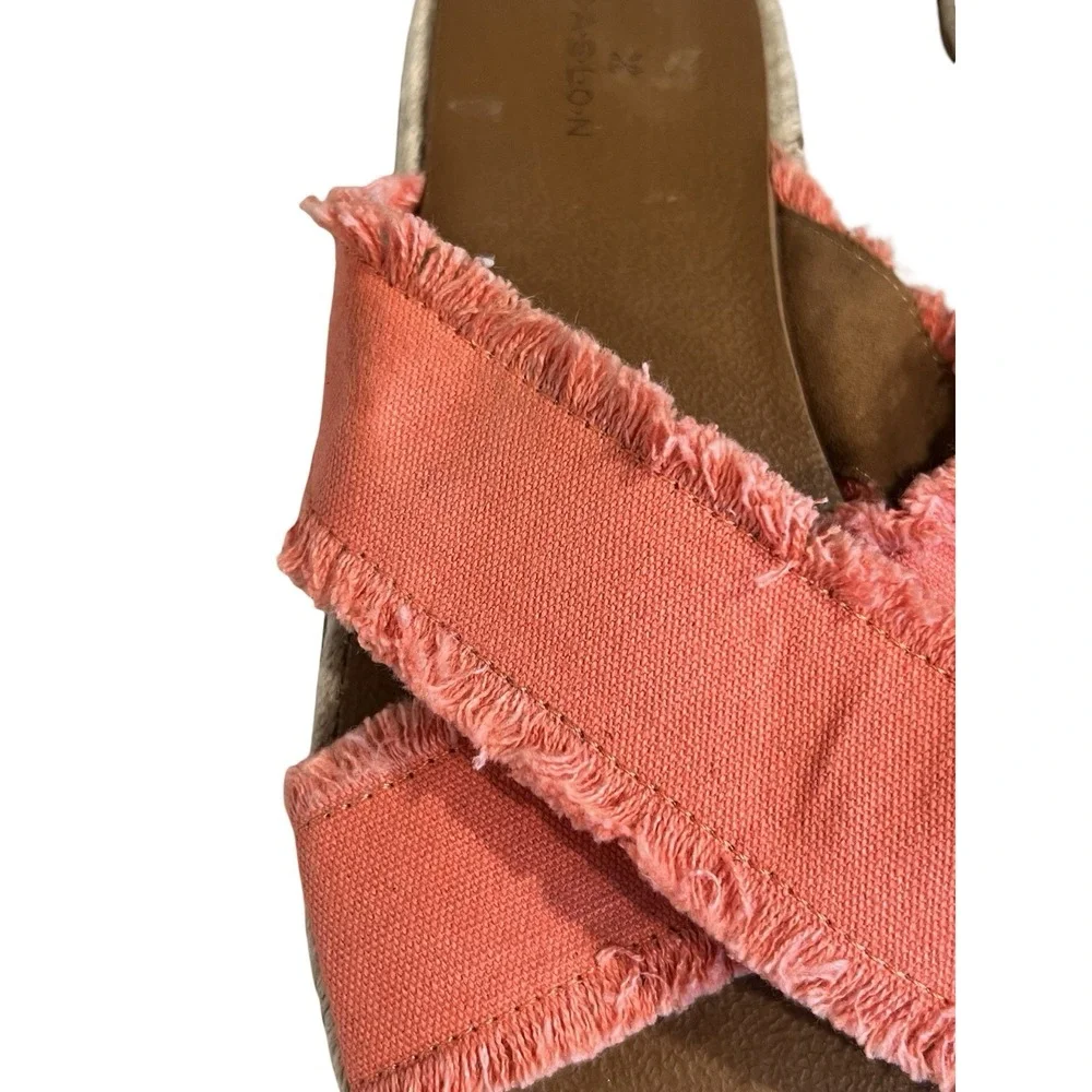Caslon slides crisscross